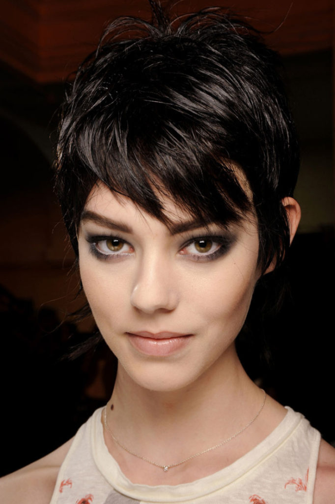 (+195 photos) Pixie haircut for brunettes