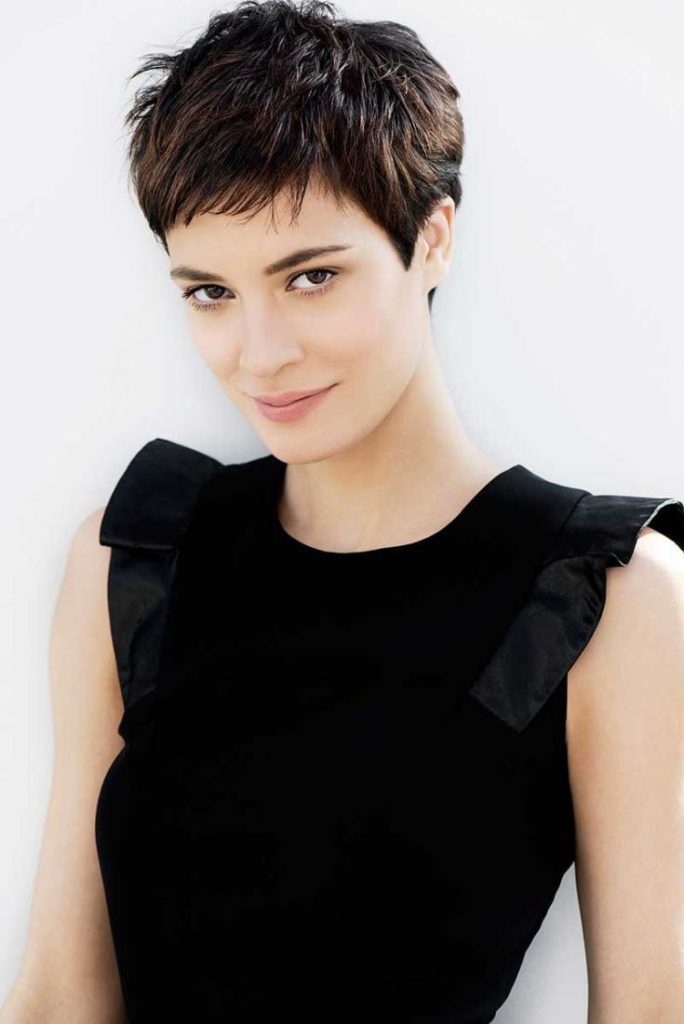 (+195 photos) Pixie haircut for brunettes