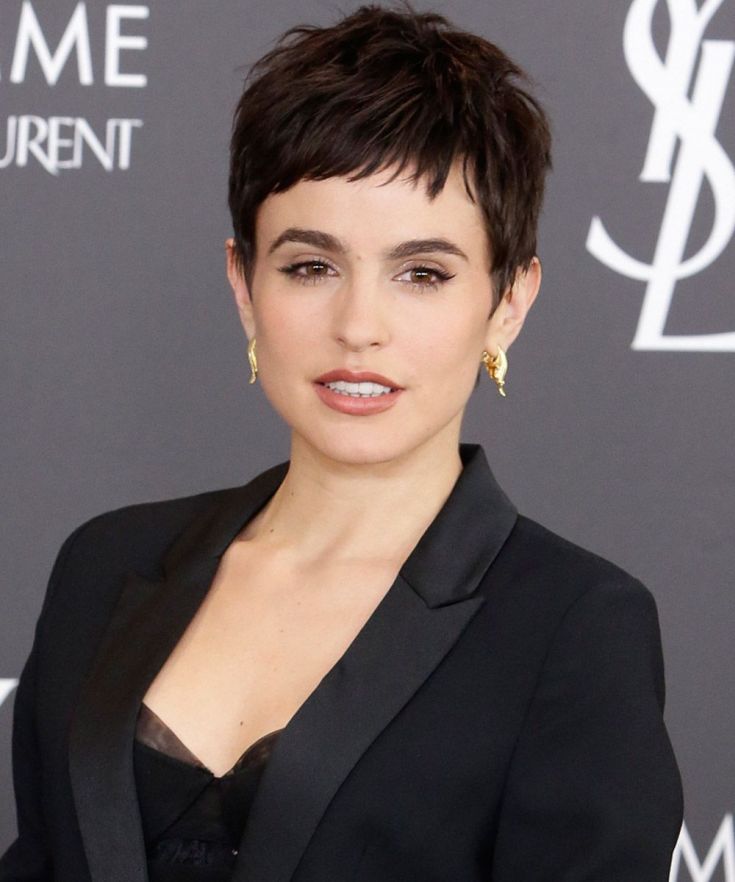 (+195 photos) Pixie haircut for brunettes