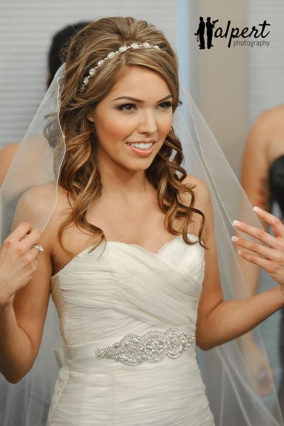 Wedding hairstyles with loose curls for medium hair with a veil