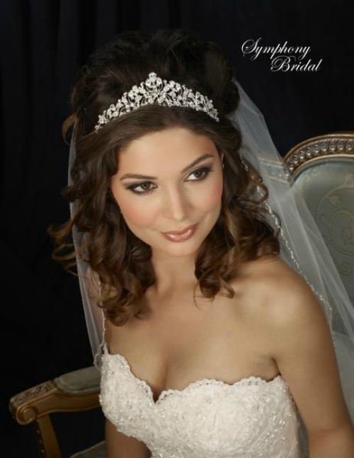 Wedding hairstyles with loose curls for medium hair with a veil