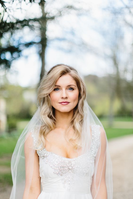 Wedding hairstyles with loose curls for medium hair with a veil