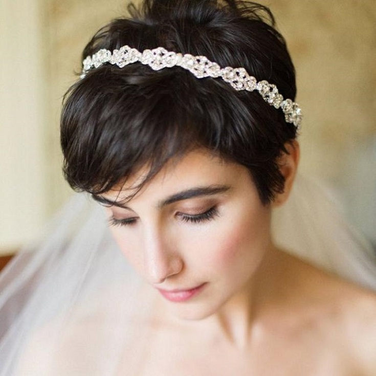 Wedding hairstyles with a veil for short hair