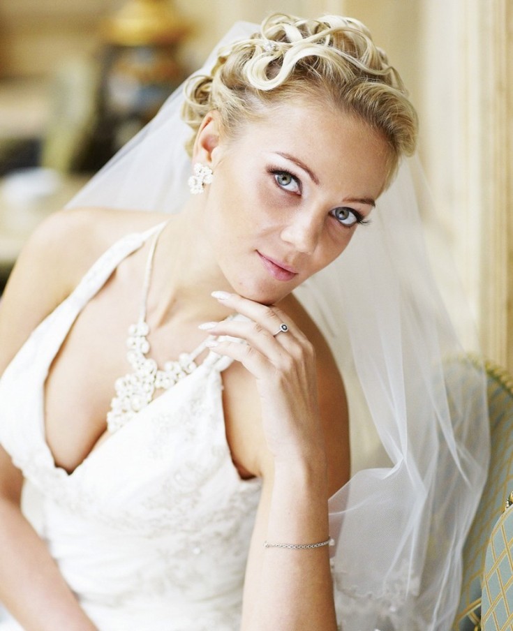 Wedding hairstyles with a veil for short hair