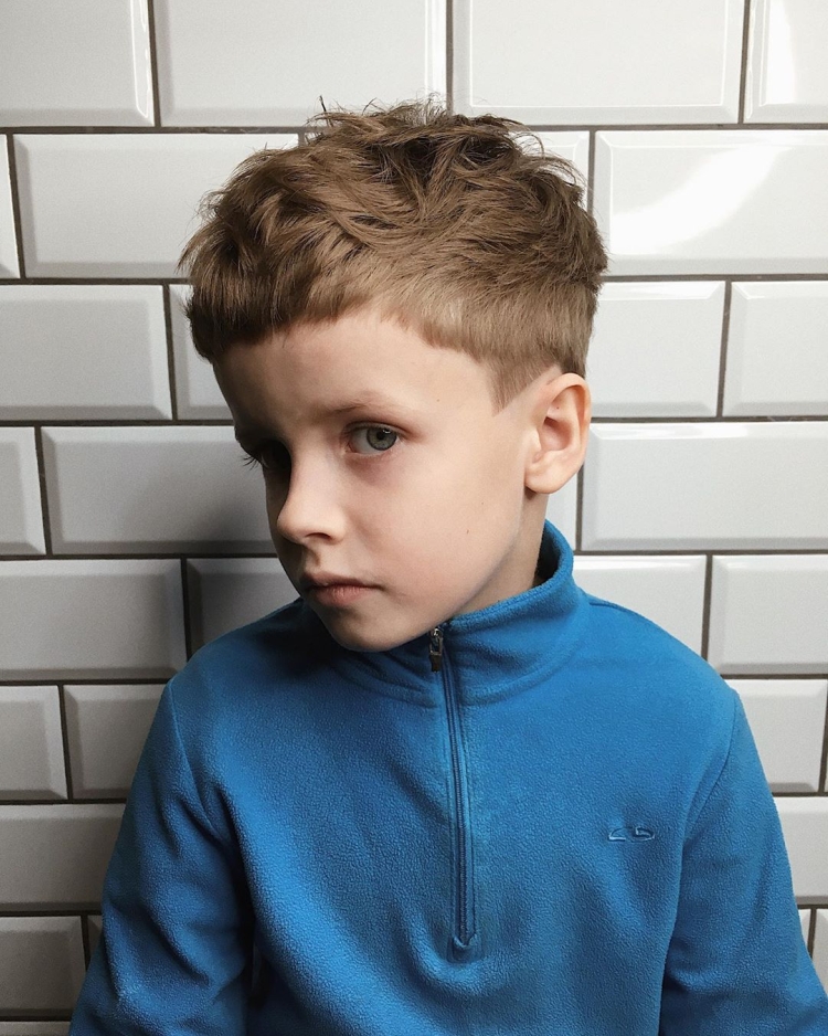 Do-it-yourself model haircuts for boys with a typewriter at home