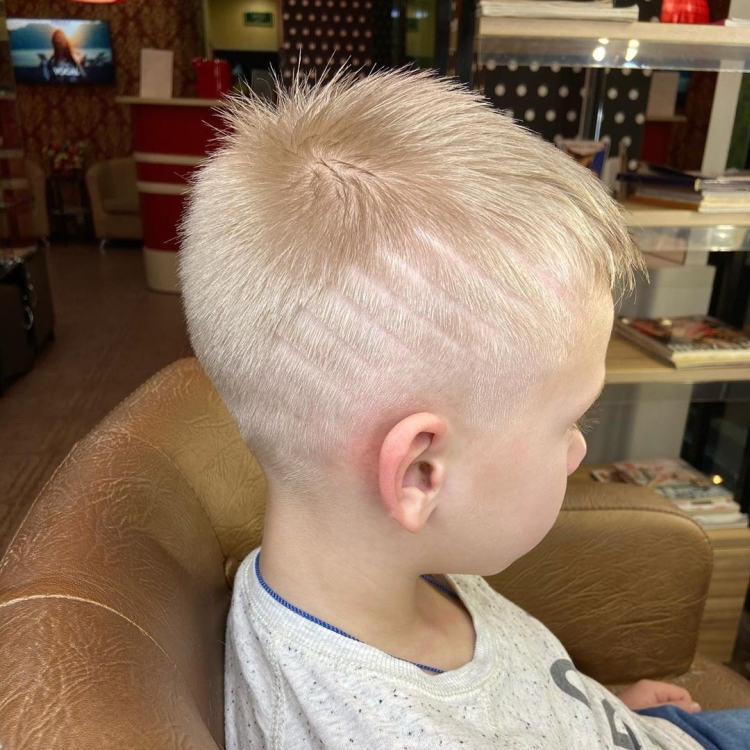 Do-it-yourself model haircuts for boys with a typewriter at home