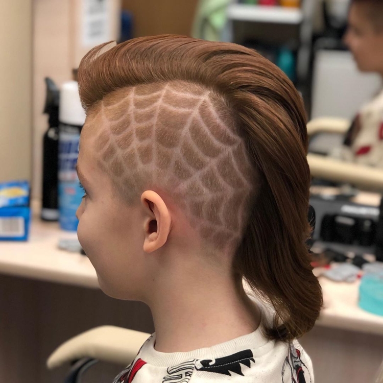 Do-it-yourself model haircuts for boys with a typewriter at home