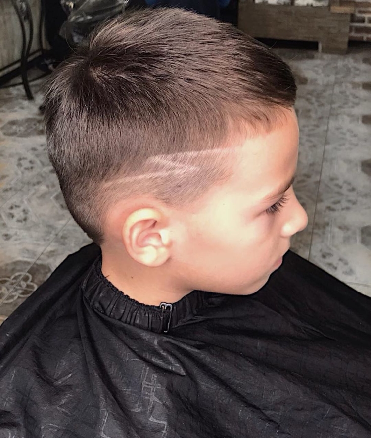 Do-it-yourself model haircuts for boys with a typewriter at home