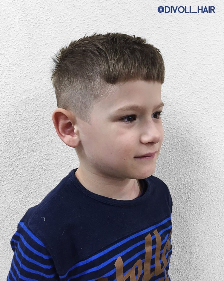 Do-it-yourself model haircuts for boys with a typewriter at home