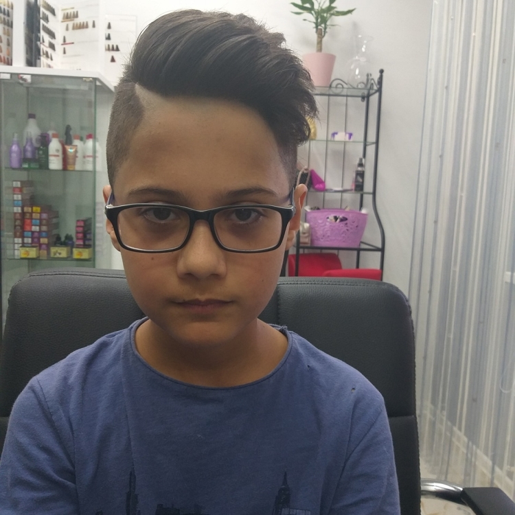 Do-it-yourself model haircuts for boys with a typewriter at home