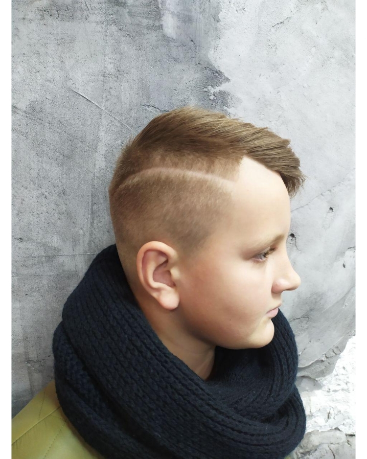 Do-it-yourself model haircuts for boys with a typewriter at home