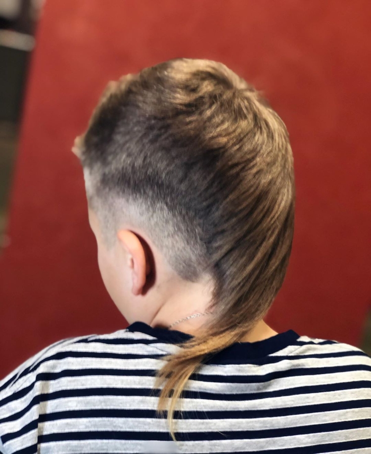 Do-it-yourself model haircuts for boys with a typewriter at home