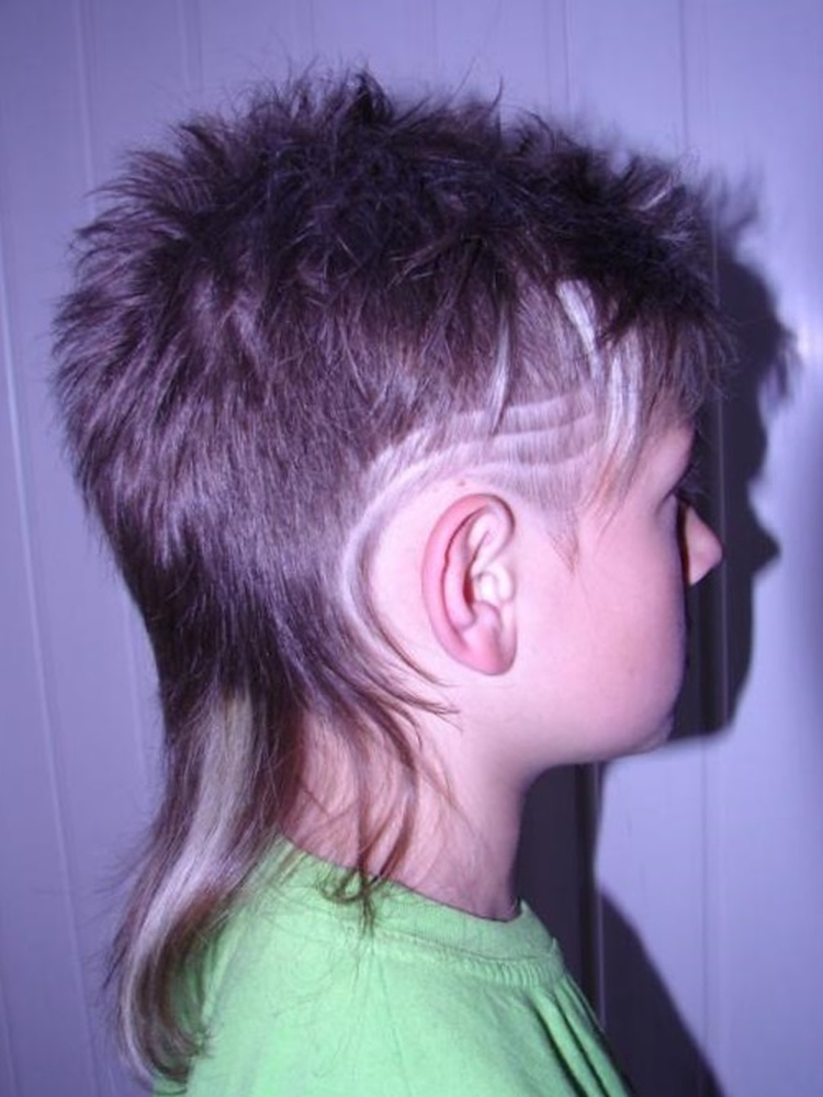 Do-it-yourself model haircuts for boys with a typewriter at home