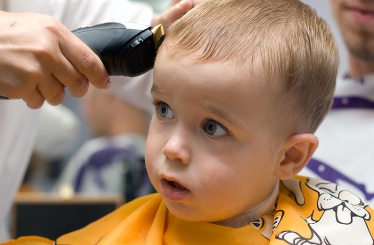 Do-it-yourself model haircuts for boys with a typewriter at home