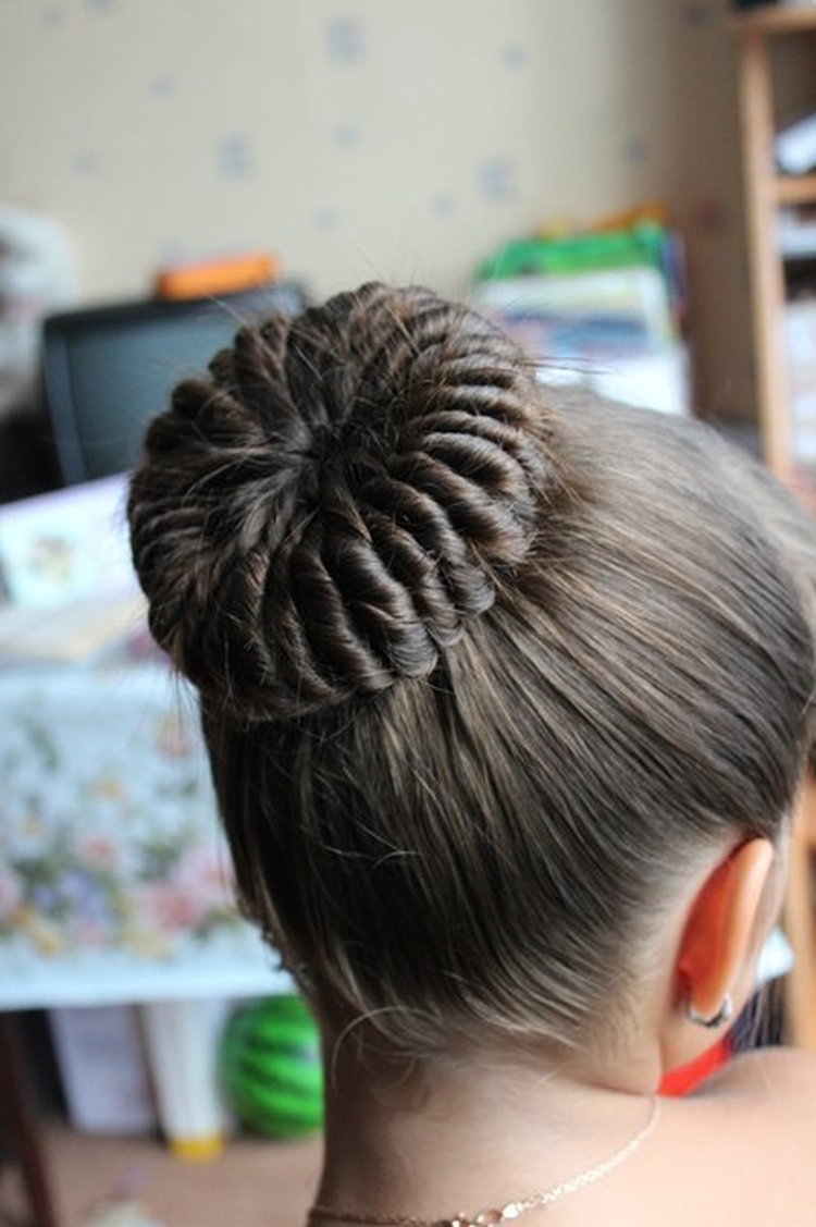 How to make a bump of hair with an elastic band