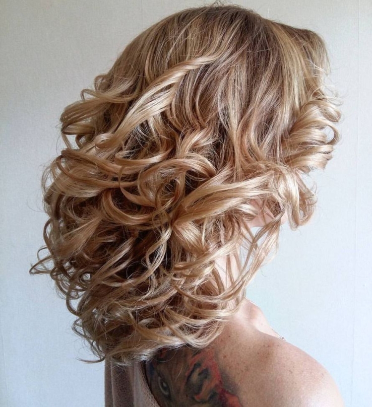 Hairstyle with curls for medium hair