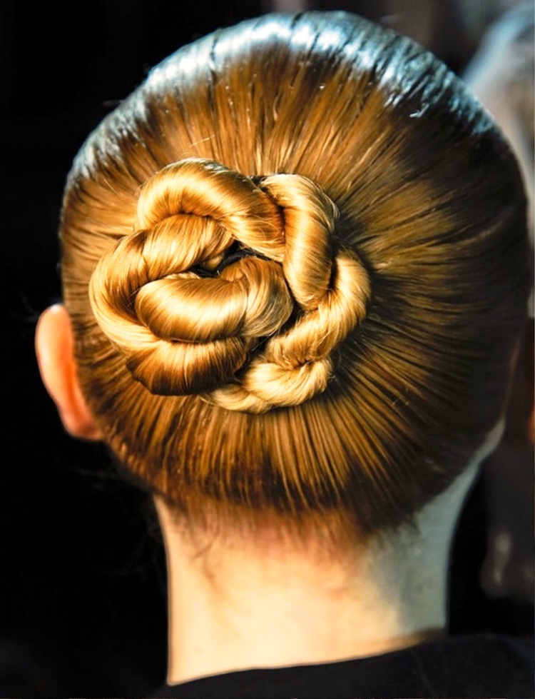 How to make a bump of hair with an elastic band