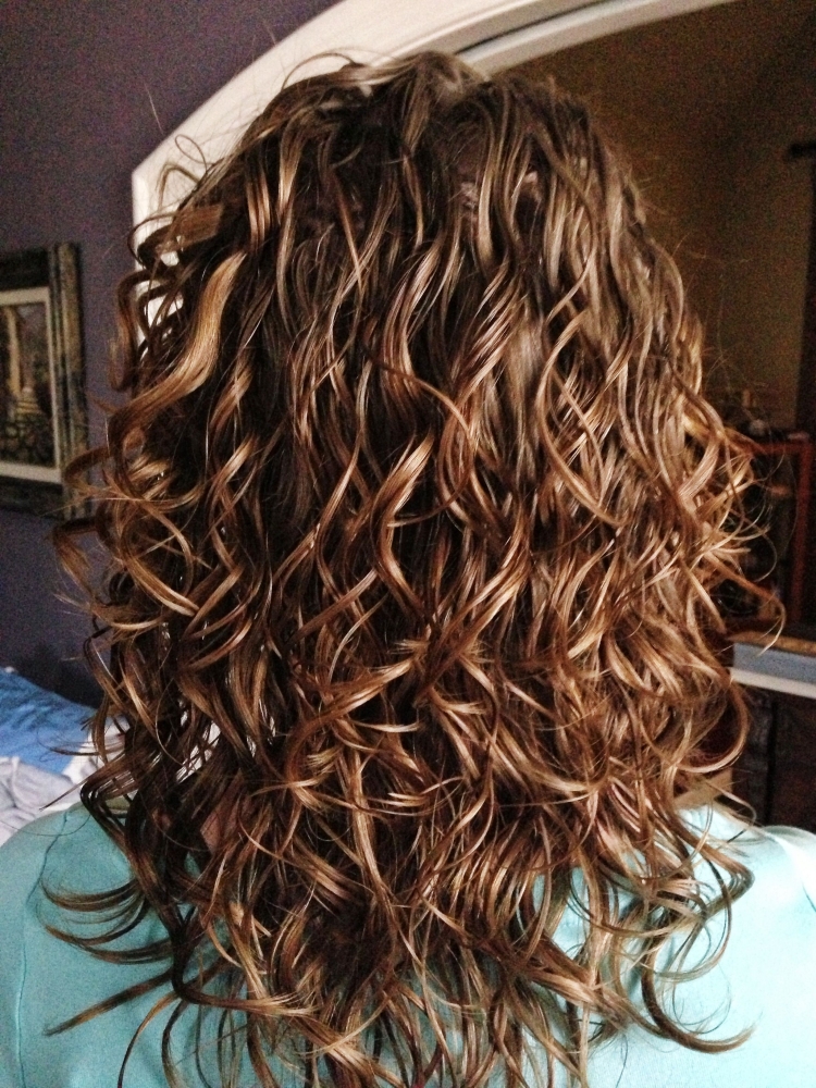 Hairstyle with curls for medium hair