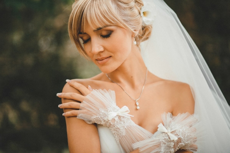 Wedding hairstyles for medium hair with a veil with bangs