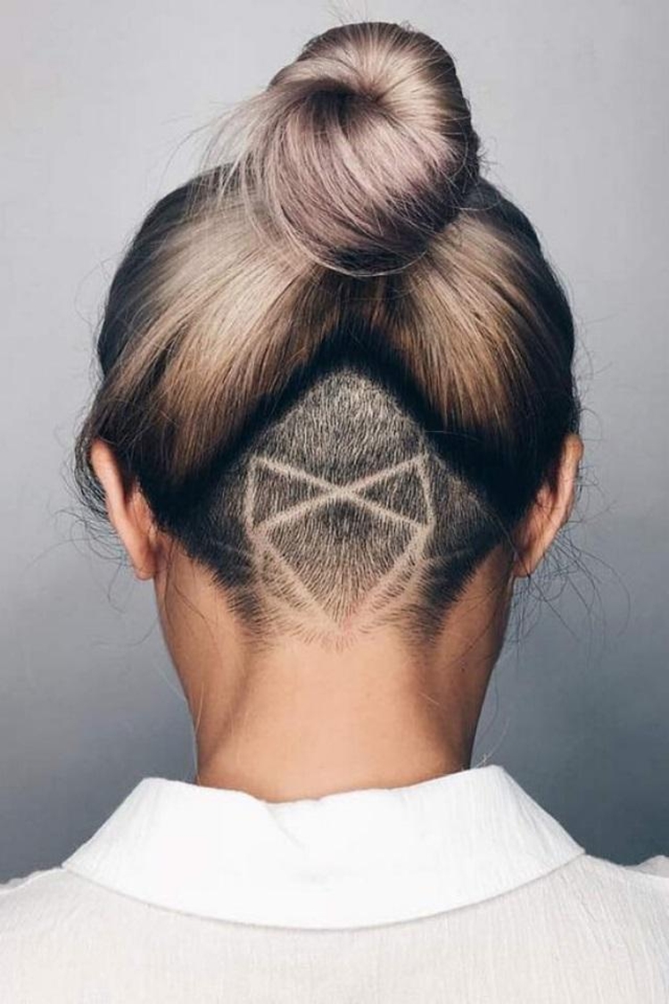 Drawing on the back of the head shaved in girls