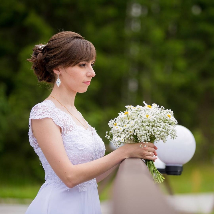 Wedding hairstyles for medium hair with a veil with bangs