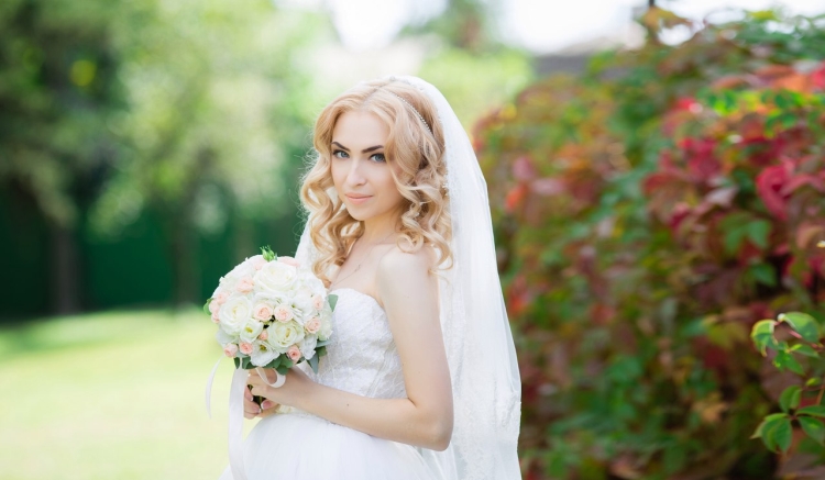 Wedding hairstyles for medium hair with a veil with bangs