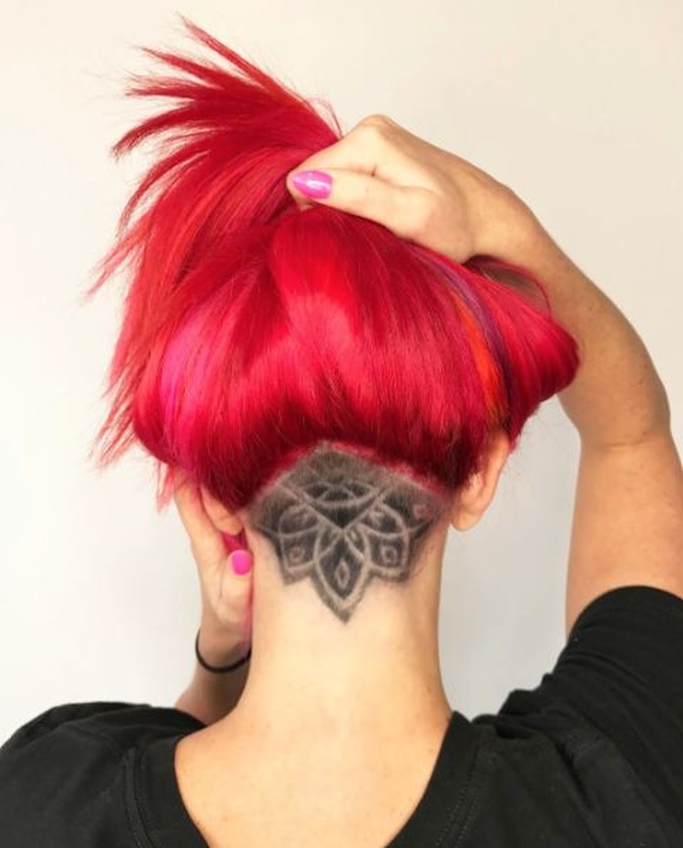 Drawing on the back of the head shaved in girls