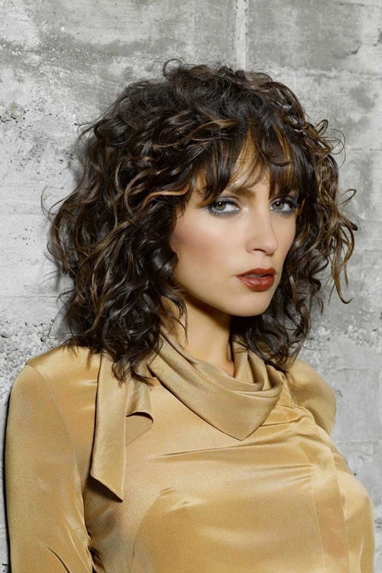 Hairstyle with curls for medium hair