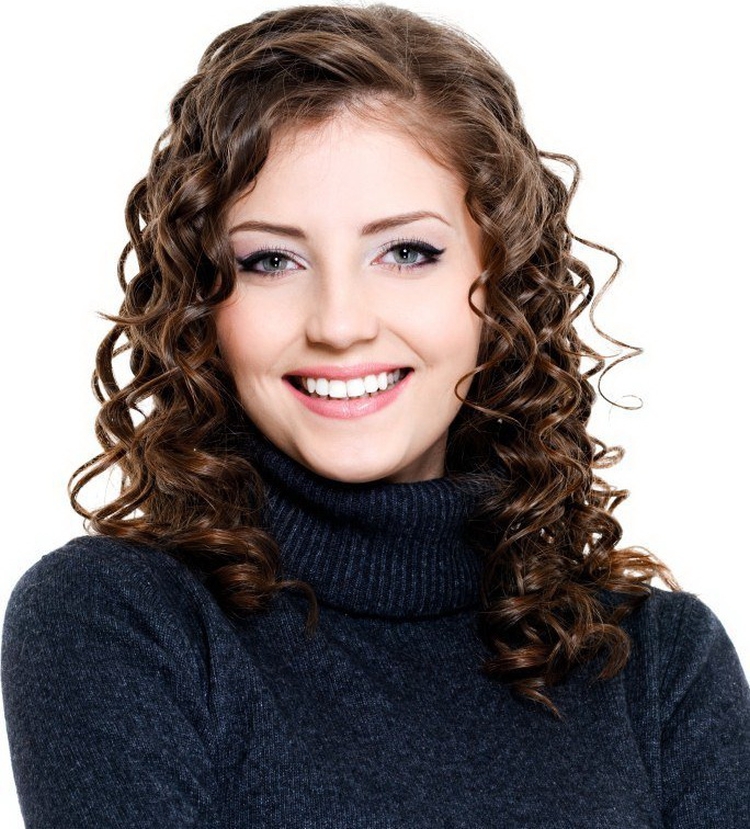 Hairstyle with curls for medium hair