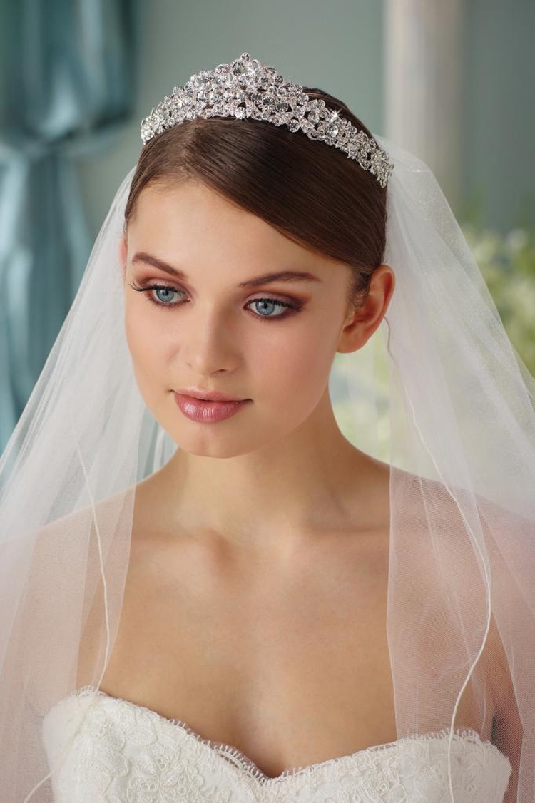 Wedding hairstyles for medium hair with a veil with bangs