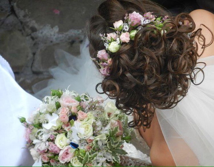 Wedding hairstyles for medium hair with a veil with bangs