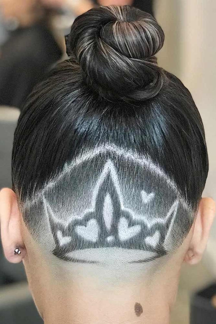 Drawing on the back of the head shaved in girls