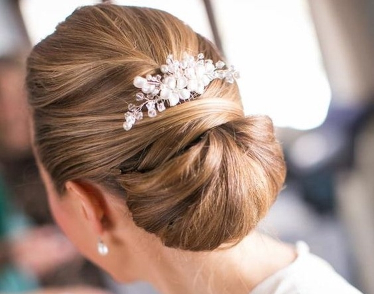 Wedding hairstyles for medium hair with a veil with bangs