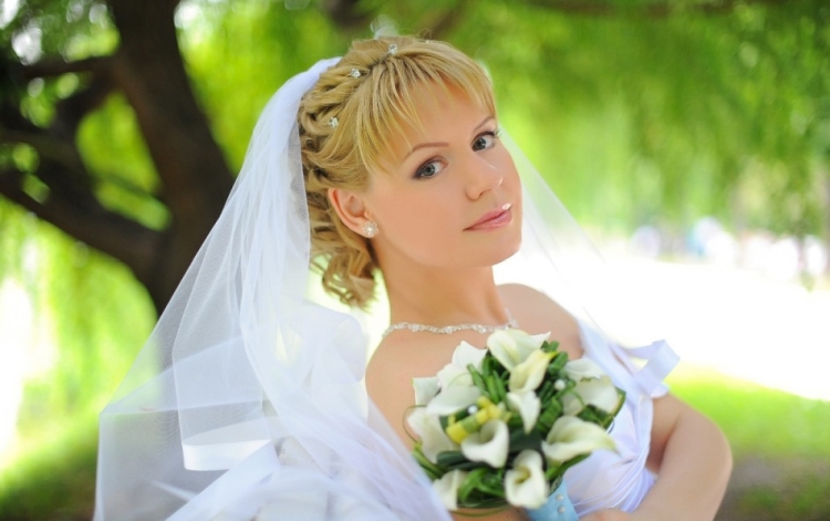 Wedding hairstyles for medium hair with a veil with bangs