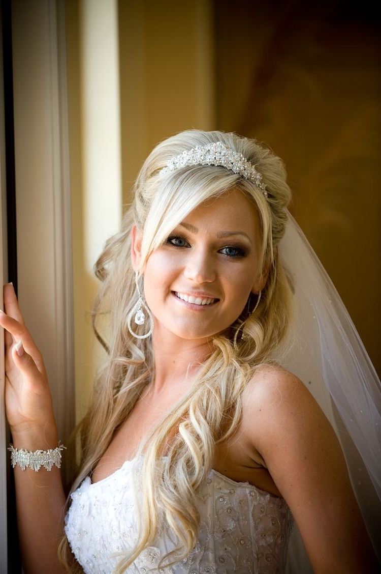 Wedding hairstyles for medium hair with a veil with bangs