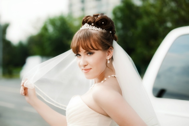 Wedding hairstyles for medium hair with a veil with bangs