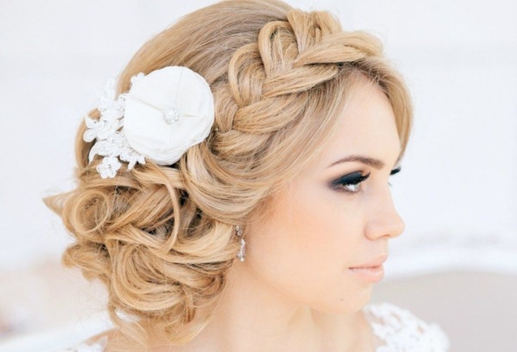 Wedding hairstyles for medium hair with a veil with bangs