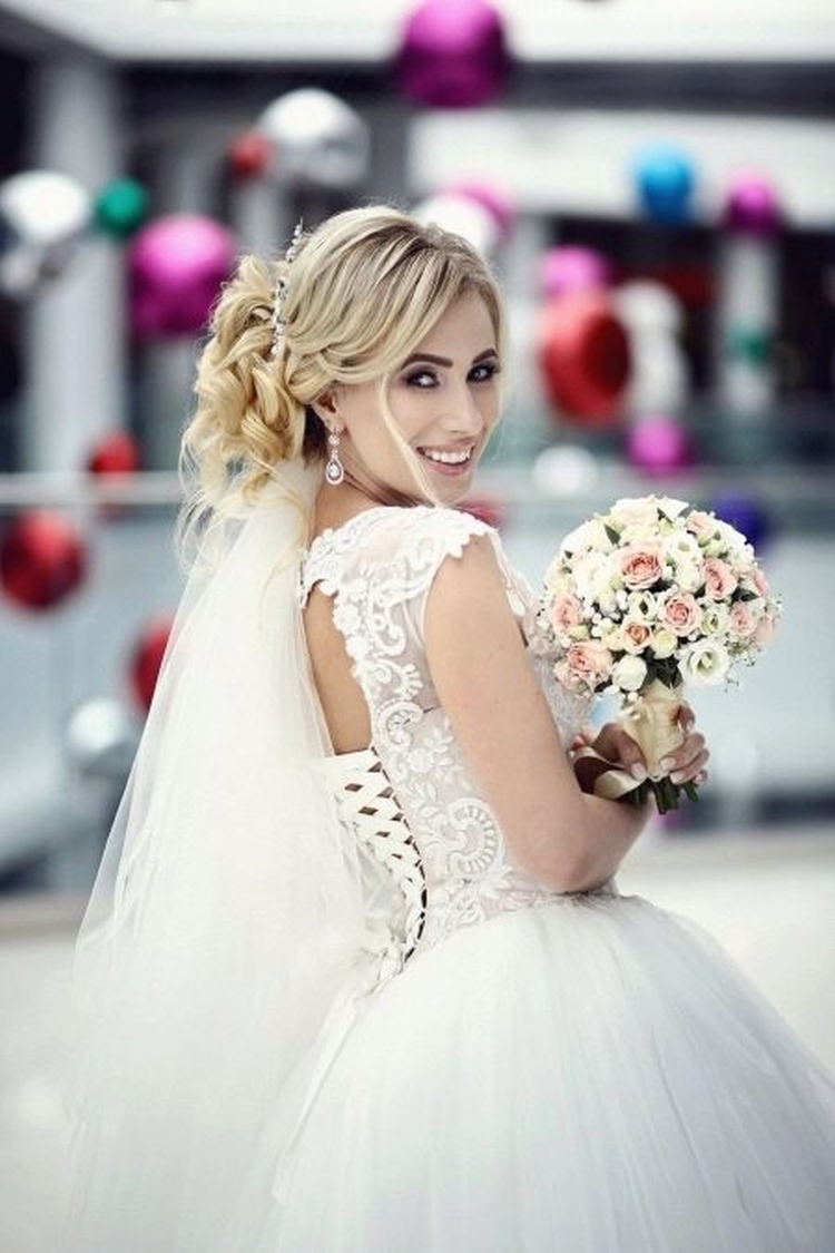 Wedding hairstyles for medium hair with a veil with bangs