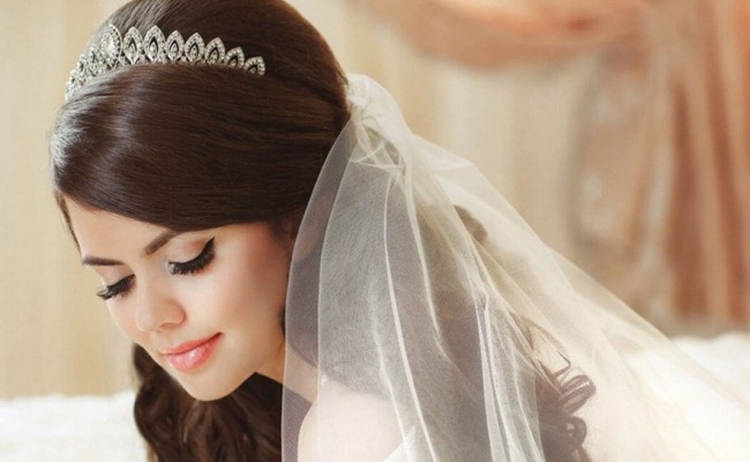 Wedding hairstyles for medium hair with a veil with bangs