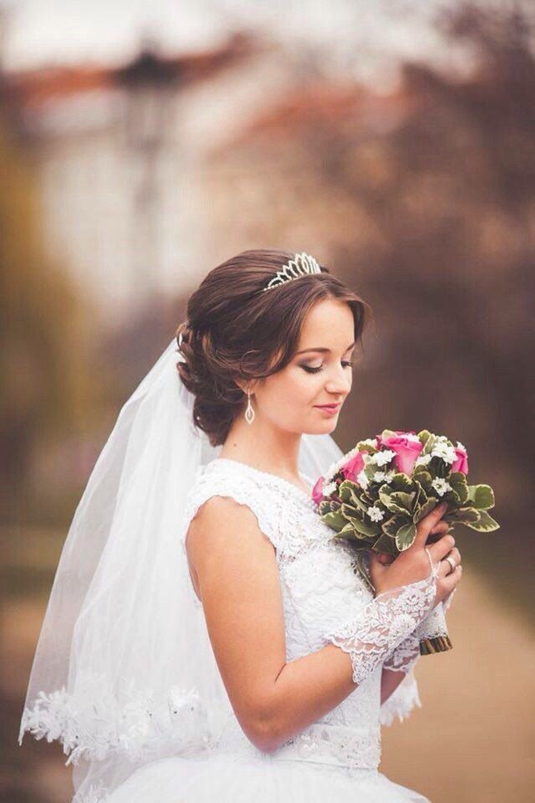 Wedding hairstyles for medium hair with a veil with bangs