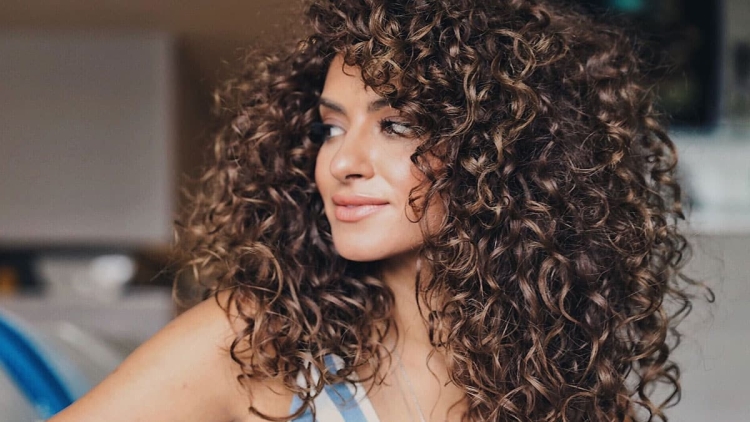 Hairstyle with curls for medium hair