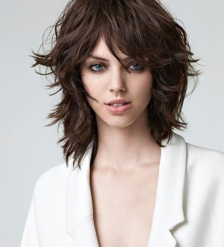 Shaggy haircut for medium hair