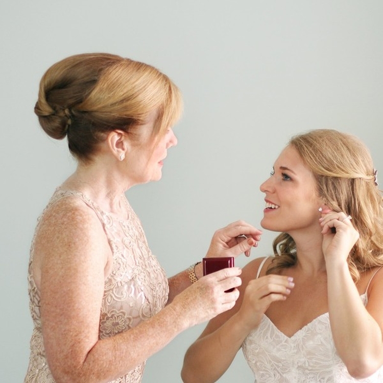 Hairstyles for the mother of the groom for the wedding