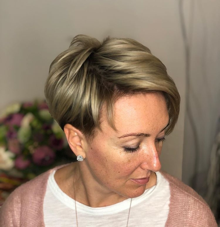 Short hairstyles for women 40