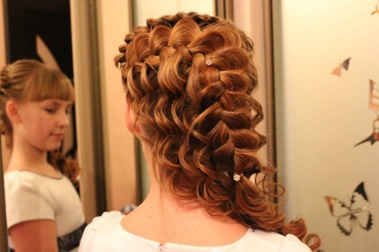 Hairstyles for medium hair for wedding guests