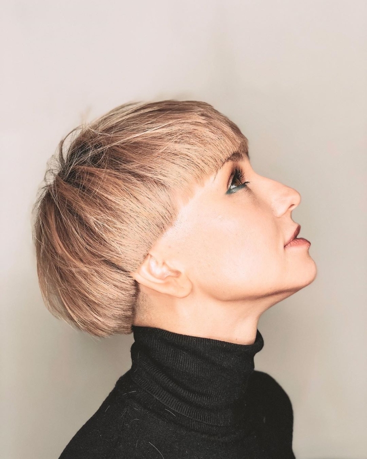 Short hairstyles for women 40