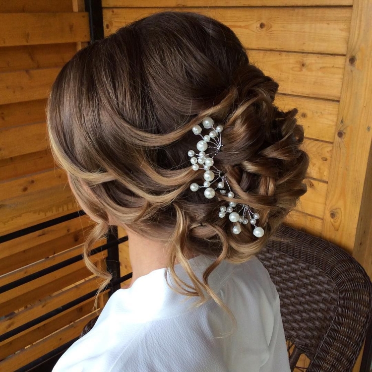 Hairstyles for medium hair for wedding guests