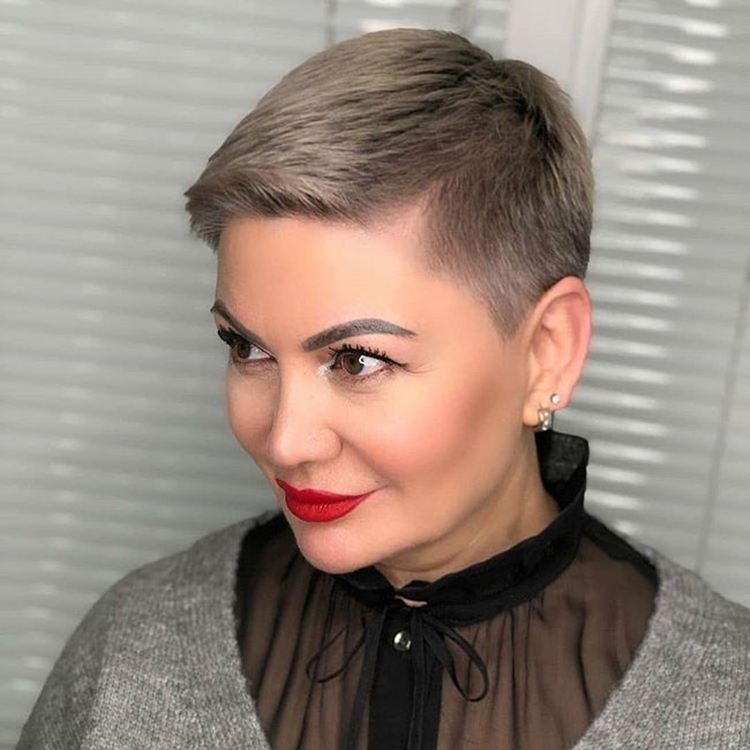 Short hairstyles for women 40