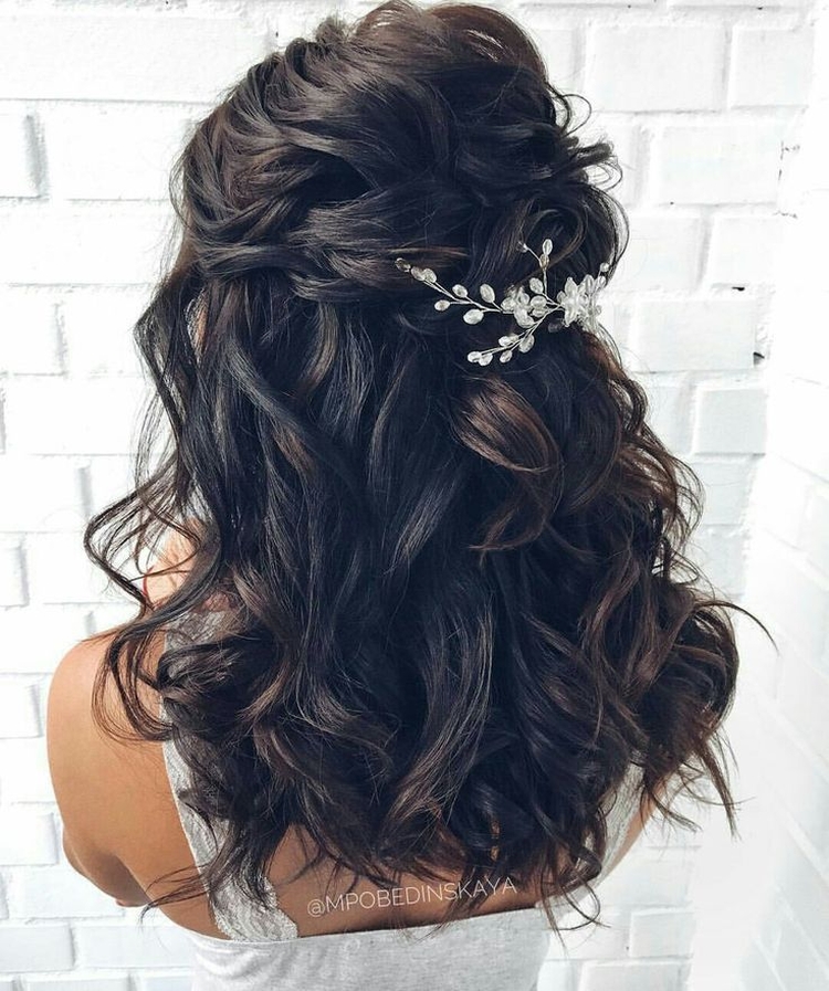 Hairstyles for medium hair for wedding guests