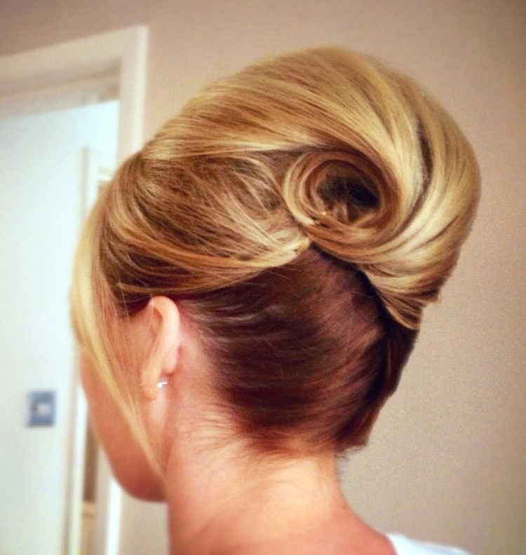 Hairstyles for the mother of the groom for the wedding